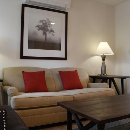 Отель Cedar Creek New Haven Экстерьер фото