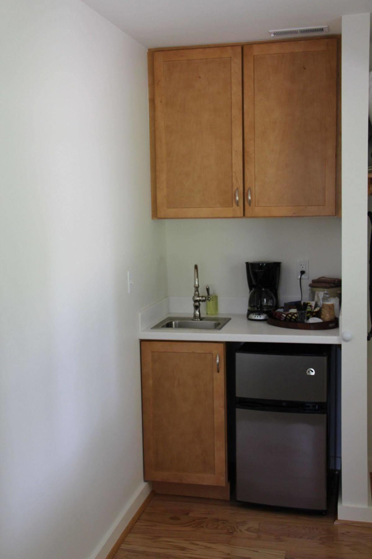 Отель Cedar Creek New Haven Экстерьер фото