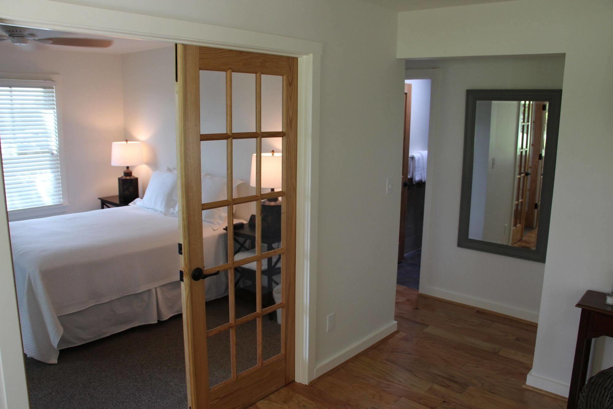 Отель Cedar Creek New Haven Экстерьер фото