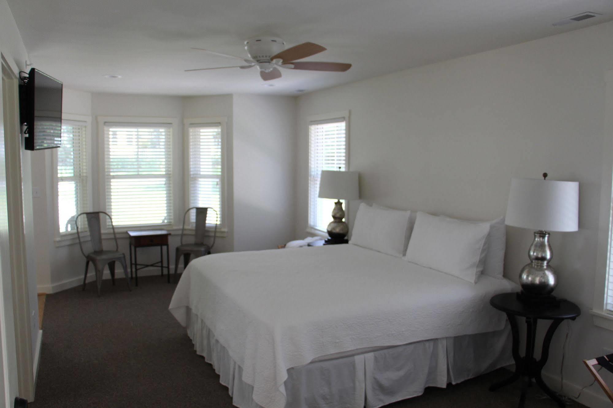 Отель Cedar Creek New Haven Экстерьер фото