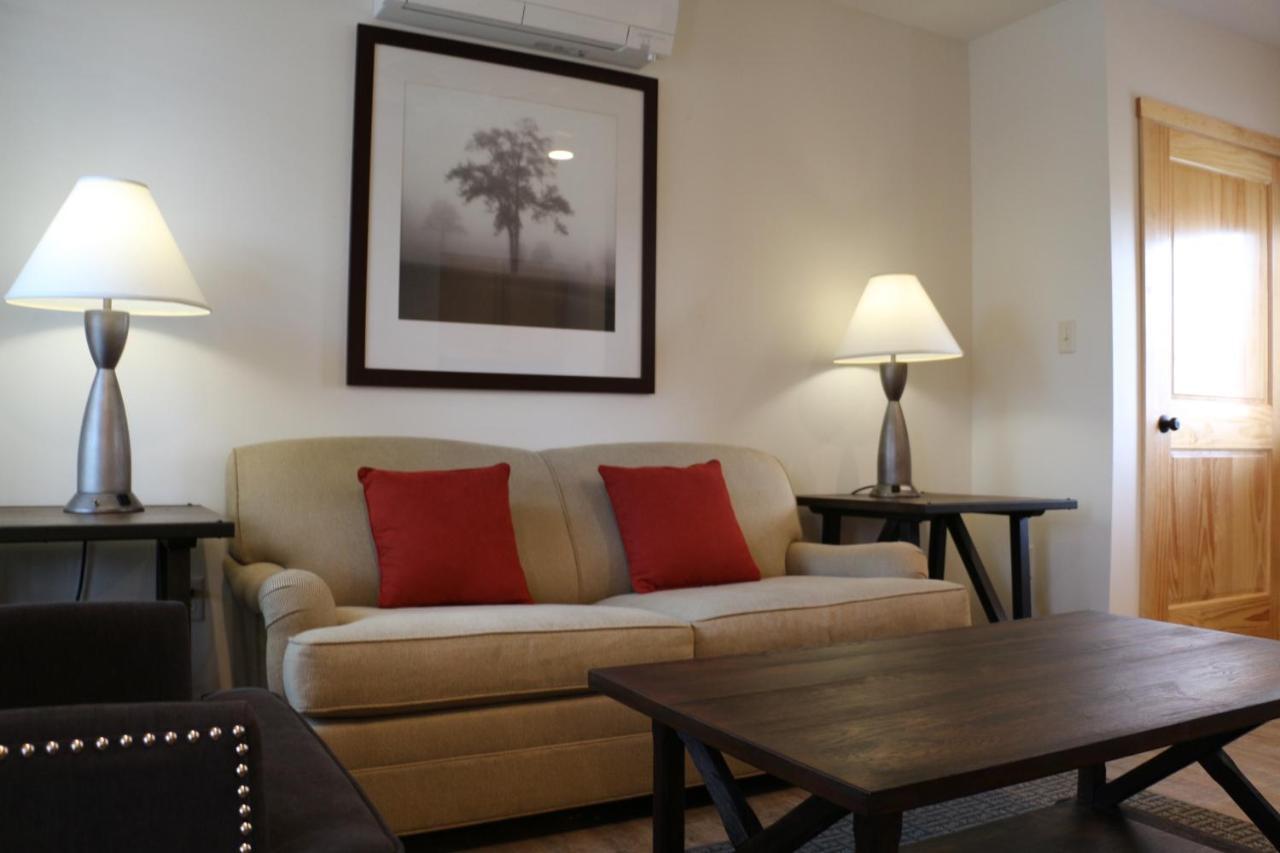 Отель Cedar Creek New Haven Экстерьер фото