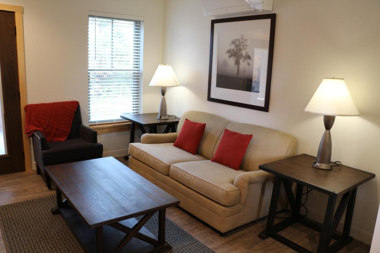 Отель Cedar Creek New Haven Экстерьер фото